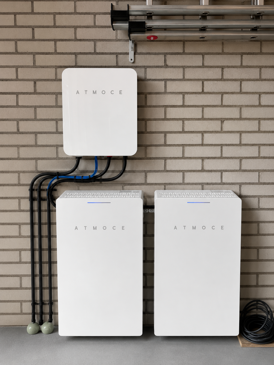 Geïnstalleerde Atmoce thuisbatterij met energiemanagement in een bijkeuken